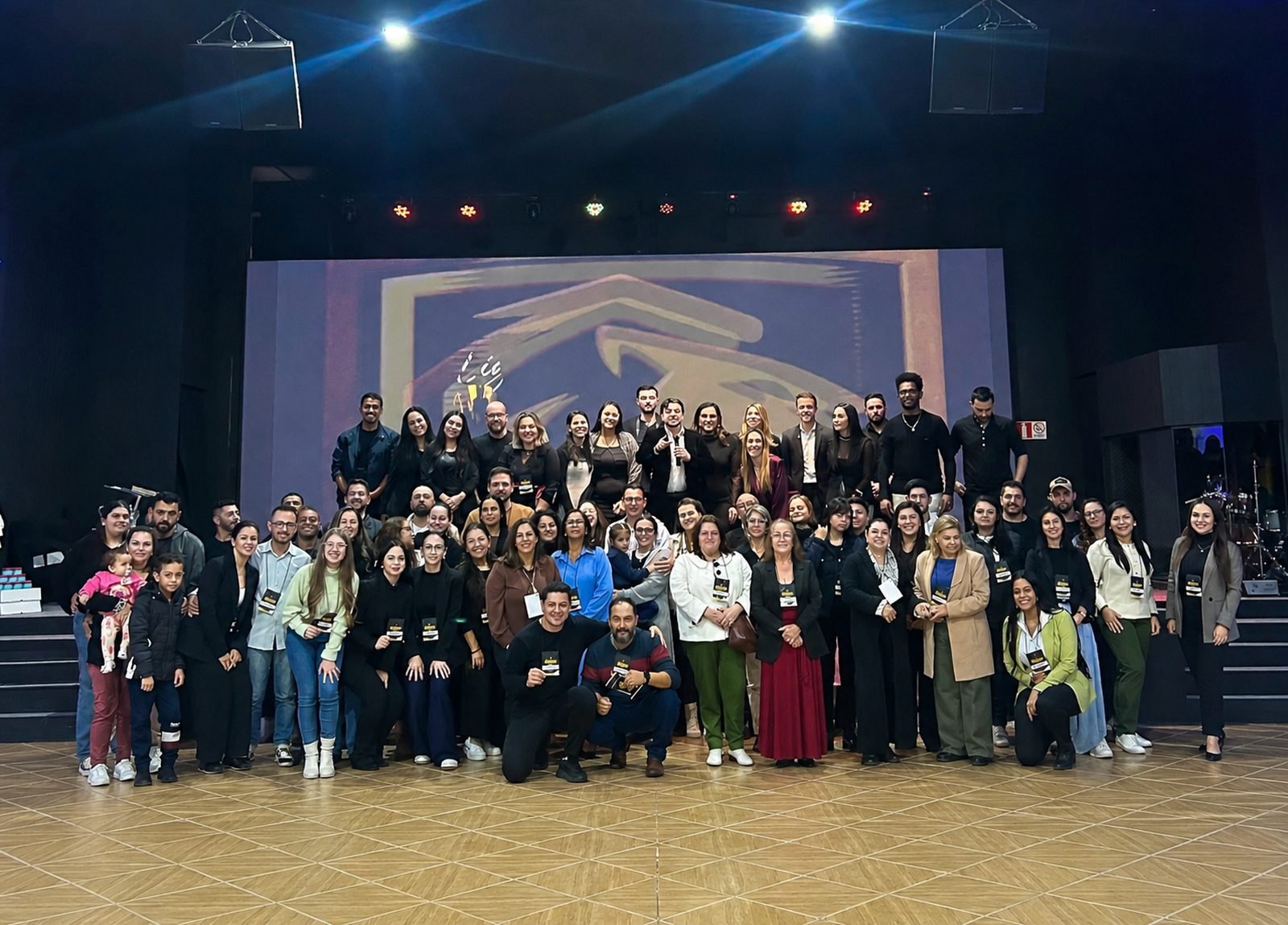 Comunidade da Liga de Gigantes reunida no palco